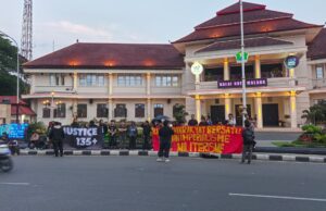 Aksi Kamisan Malang Soroti Indonesia Menuju Krisis, Serukan Masyarakat Bangkit Melawan!