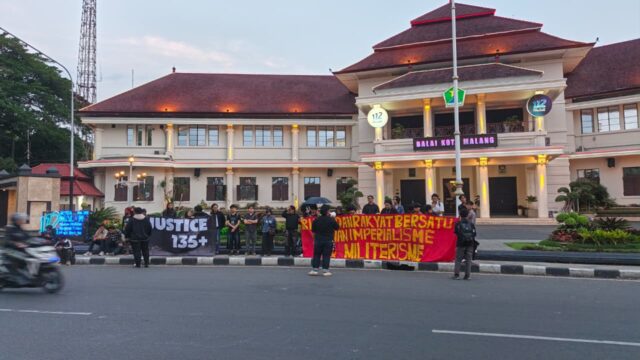 Aksi Kamisan Malang Soroti Indonesia Menuju Krisis, Serukan Masyarakat Bangkit Melawan!